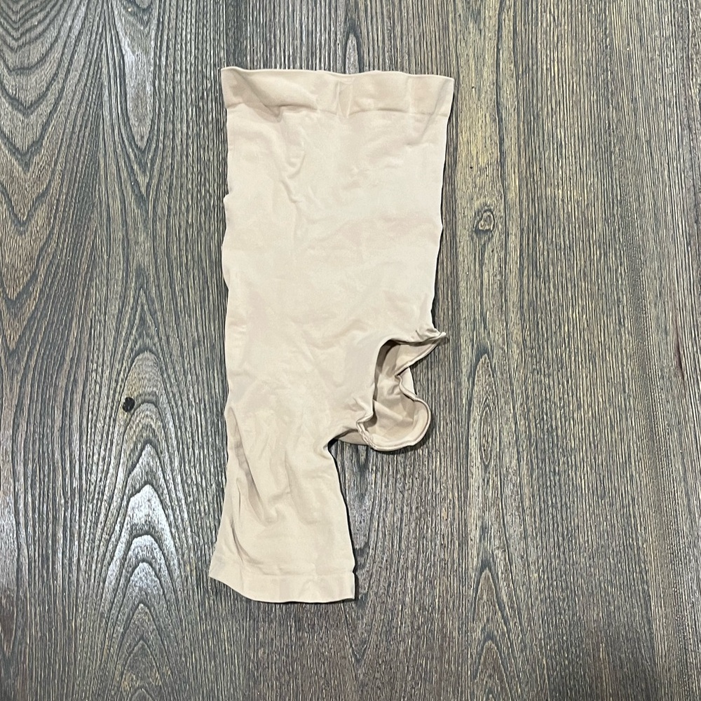 NWOT Seamless Sculpt Solution Short Right Leg Exposed Shapewear Clay Size S